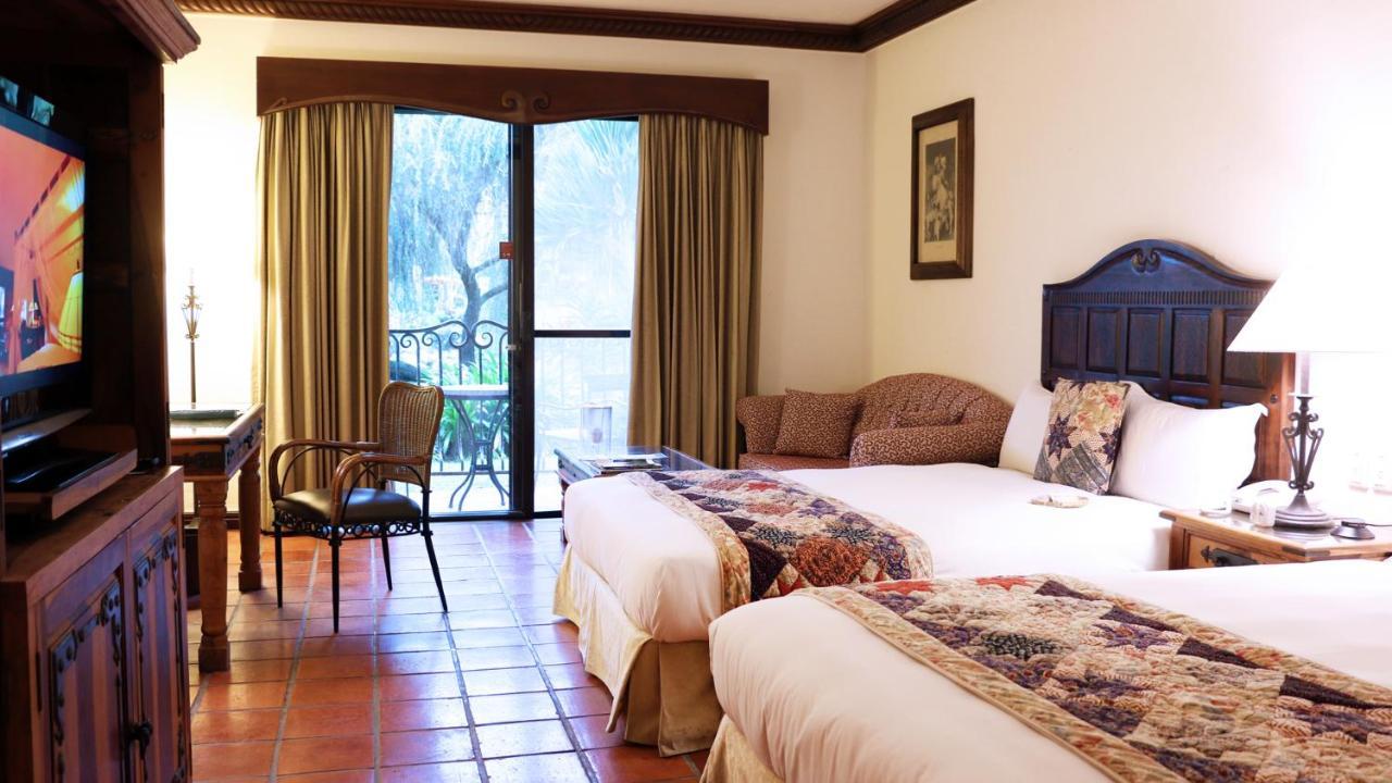 Promisedland Resort & Lagoon Shoufeng Exterior foto A room at the Hotel Las Alamandas